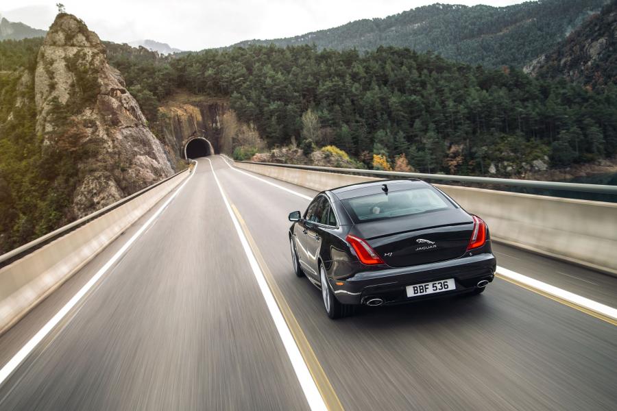  Jaguar XJ R Sport 2015 года  (UK) (фото 3 из 5)